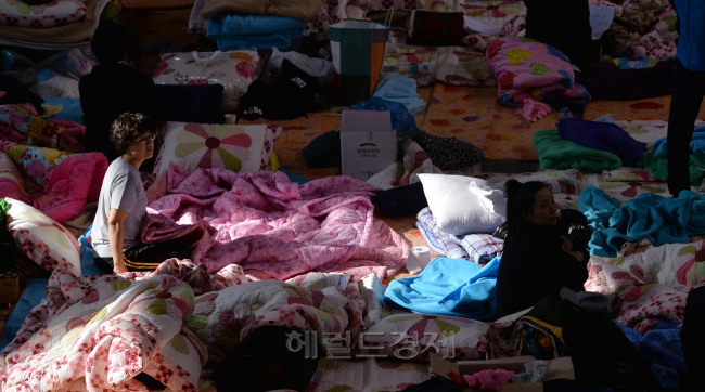 세월호 침몰 8일째인 23일 오전 전남 진도 실내체육관에서 실종자 가족들이 실종된 학생을 그리워하며 또 하루를 맞이하고 있다.