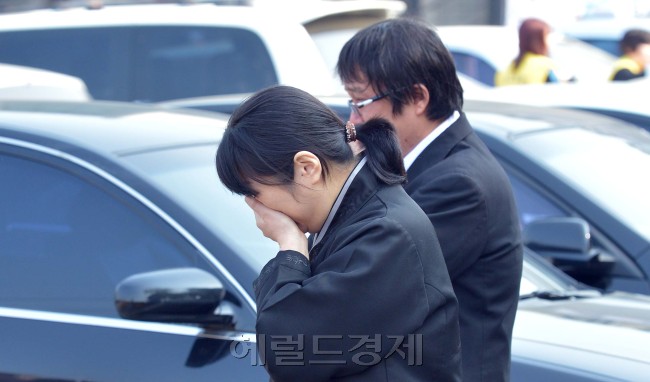 여객선 '세월호' 침몰사고로 목숨을 잃은 안산 단원고 학생과 선생님의 분향소가 고려대학교 안산병원을 비롯해 인근 병원에 하나 둘 차려지고 있는 가운데 단원고 2학년 장수정양의 발인식이 안산제일장례식장에서 열렸다.<br /><br />윤병찬기자/yoon4698@heraldcorp.com