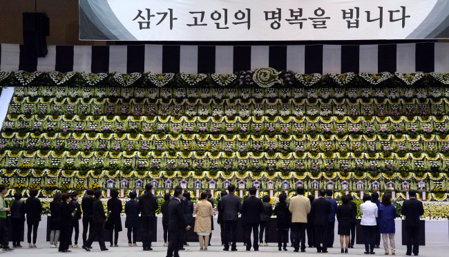 Mourners pay respects to the ferry victims at a temporary memorial altar in Ansan, Gyeonggi Province, Wednesday. An official memorial altar will be installed next Tuesday. Ahn Hoon/The Korea Herald