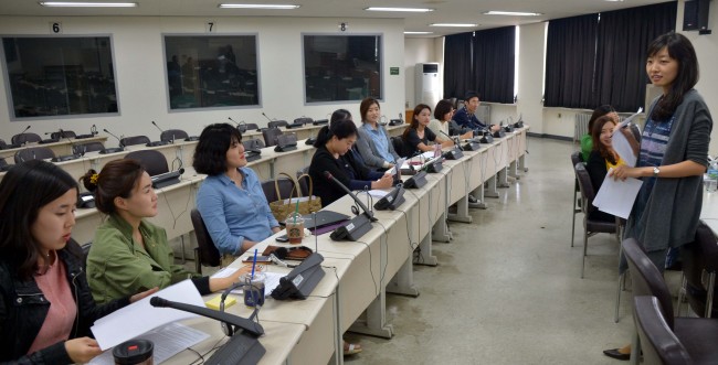 한국외대 통역 대학원<br />김명섭 기자 msiron@heraldcorp.com
Students take an interpretation class at the Graduate School of Interpretation and Translation at Hankuk University of Foreign Studies on Tuesday.
Kim Myung-sub/The Korea Herald