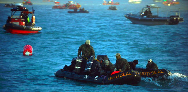 Navy divers prepare to resume their underwater search as boats scour the seas off the coast of Jindo Island, South Jeolla Province, Wednesday. Joint Press Corps