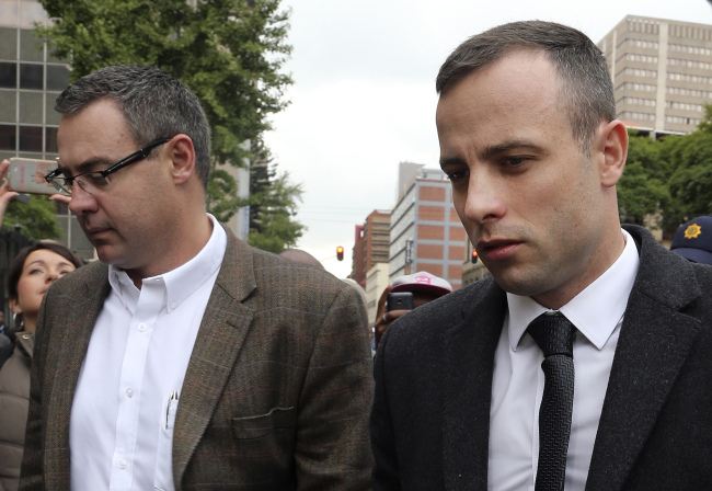 Oscar Pistorius (right), accompanied by relatives, arrives at the high court in Pretoria on April 14.   AP-Yonhap