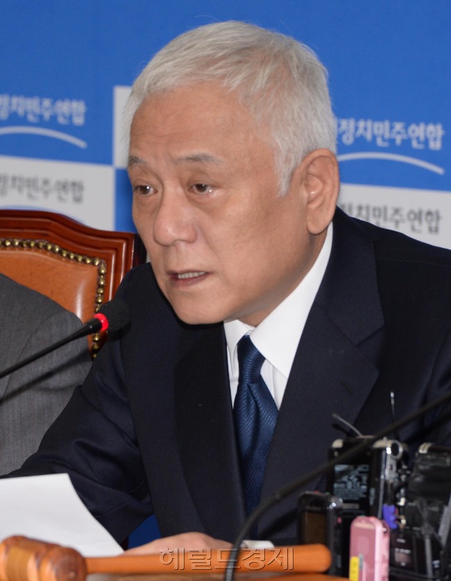 김한길(국회의원/전장관/새정치민주연합서울광진갑공동대표)
김한길 새정치민주연합 공동대표는 23일 오전 국회에서 열린 최고위원 및 여객선침몰사고 대책위원장단 연석회의에 참석해 모두발언을 하던 중 눈물을 흘렸다. 김 대표는 “꽃다운 아이들을 속절없이 보내면서 어른, 정치인 한사람으로서 비통한 느낌이 든다”며 “우리 모두가 죄인”이라고 말했다.