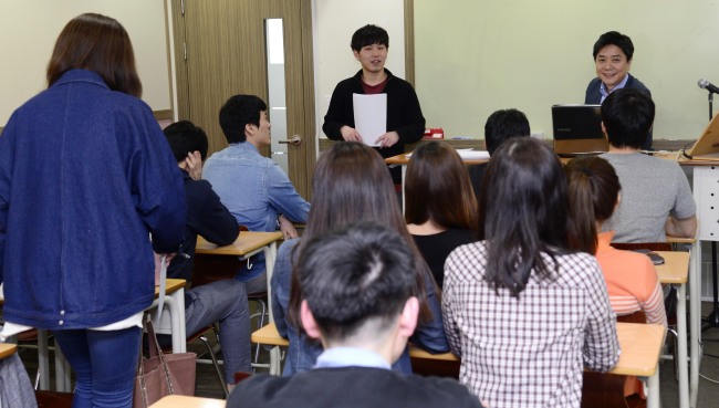 Students preparing for graduate schools in interpretation and translation practice at CY English, a language institute in Seoul, Monday.   Park Hae-mook/The Korea Herald