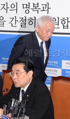김한길(위부터/국회의원/전장관/새정치민주연합서울광진갑공동대표),전병헌(국회의원/정당인/민주당국회의원원내대표)
전병헌 새정치민주연합 원내대표가 23일 오전 서울 여의도 국회에서 열린 최고위원 및 여객선침몰사고 대책위원장단 연석회의에 참석해 모두발언을 하고 있다.