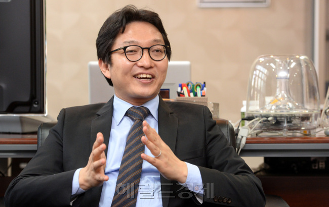 양병선(기업인/유비벨록스사장)
국내 스마트카드 대표 기업으로 꼽혀 온 유비벨록스. 하지만, 지난해 당기순이익이 적자를 기록하면서 회사를 바라보는 시장의 우려가 적지 않다. 그러나 양병선 유비벨록스 대표는 시장의 시선에 크게 개의치 않았다. 유비벨록스는 이미 지난해 부진을 씻고 다시 일어설 준비를 마친 상태였다.