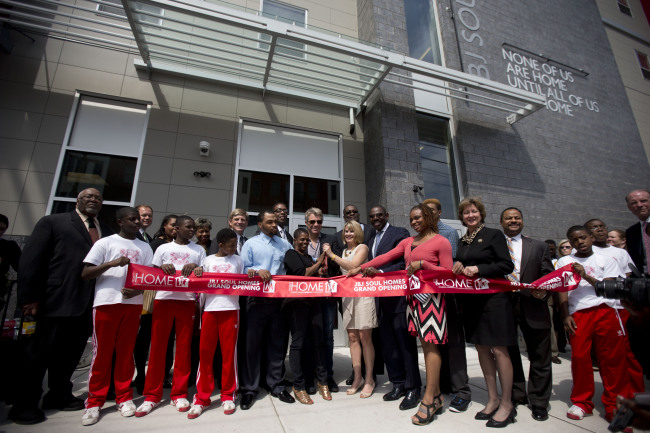 Jon Bon Jovi (center) takes part in a ribbon-cutting ceremony during the grand opening of the JBJ Soul Homes in Philadelphia on Tuesday.   AP-Yonhap
