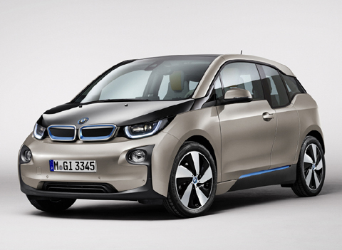 BMW 최초의 순수 전기차 i3가 오는 24일 서울 동대문구 동대문디자인플라자에서 공식 출시행사를 갖고 국내 판매에 돌입한다. BMW i3 가격은 6400만~6900만원 사이에서 결정될 것으로 보인다.