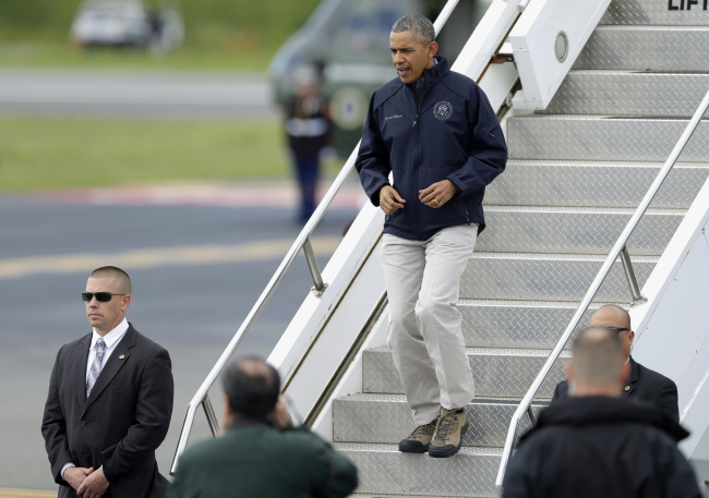 U.S. President Barack Obama walks down steps from Air Force One on Tuesday upon his arrival at Paine Field in Everett, Washington.   AP-Yonhap