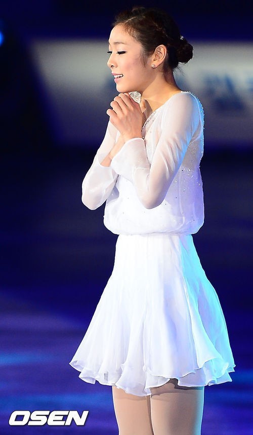 김연아(스케이트선수)
피겨여왕 김연아가 세월호 침몰 사고 피해자를 위해 1억원을 기부하고 자신의 은퇴 기념 메달 공개 행사도 잠정 연기했다.
[사진출처=OSEN]