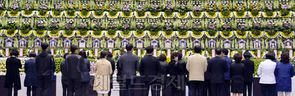 23일 오전 안산시 단원구 고잔동 안산올림픽기념관 실내체육관에 마련된 ‘세월호 참사 희생자 임시분향소’에는 이른 아침부터 단원고 희생자 유가족, 학생, 교사, 인근 주민들이 찾아와 고인들의 넋을 위로하고 있다.