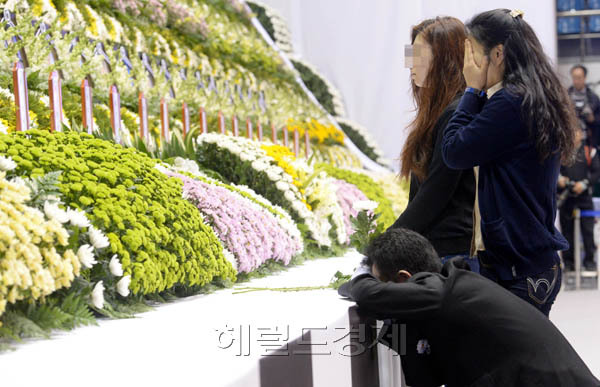 23일 오전 안산시 단원구 고잔동 안산올림픽기념관 실내체육관에 마련된 ‘세월호 참사 희생자 임시분향소’에는 이른 아침부터 단원고 희생자 유가족, 학생, 교사, 인근 주민들이 찾아와 고인들의 넋을 위로하고 있다. 자식을 잃은 한 유가족이 고인의 영정 앞에서 오열을 하고 있다.