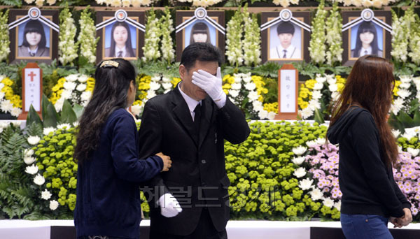 23일 오전 안산시 단원구 고잔동 안산올림픽기념관 실내체육관에 마련된 ‘세월호 참사 희생자 임시분향소’에는 이른 아침부터 단원고 희생자 유가족, 학생, 교사, 인근 주민들이 찾아와 고인들의 넋을 위로하고 있다. 자식을 잃은 한 유가족이 고인의 영정 앞에서 오열을 하고 있다.