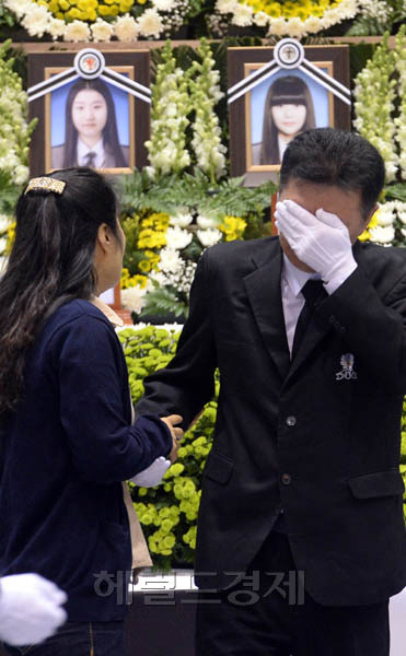 23일 오전 안산시 단원구 고잔동 안산올림픽기념관 실내체육관에 마련된 ‘세월호 참사 희생자 임시분향소’에는 이른 아침부터 단원고 희생자 유가족, 학생, 교사, 인근 주민들이 찾아와 고인들의 넋을 위로하고 있다. 자식을 잃은 한 유가족이 고인의 영정 앞에서 오열을 하고 있다.