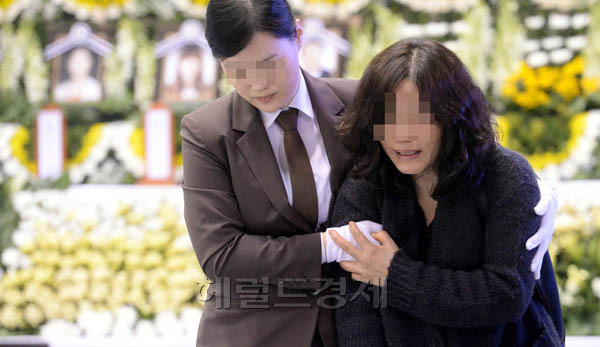 23일 오전 안산시 단원구 고잔동 안산올림픽기념관 실내체육관에 마련된 ‘세월호 참사 희생자 임시분향소’에는 이른 아침부터 단원고 희생자 유가족, 학생, 교사, 인근 주민들이 찾아와 고인들의 넋을 위로하고 있다. 자식을 잃은 한 유가족이 고인의 영정 앞에서 오열을 하고 있다.