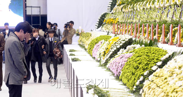 23일 오전 안산시 단원구 고잔동 안산올림픽기념관 실내체육관에 마련된 ‘세월호 참사 희생자 임시분향소’에는 이른 아침부터 단원고 희생자 유가족, 학생, 교사, 인근 주민들이 찾아와 고인들의 넋을 위로하고 있다.