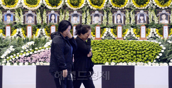 23일 오전 안산시 단원구 고잔동 안산올림픽기념관 실내체육관에 마련된 ‘세월호 참사 희생자 임시분향소’에는 이른 아침부터 단원고 희생자 유가족, 학생, 교사, 인근 주민들이 찾아와 고인들의 넋을 위로하고 있다.