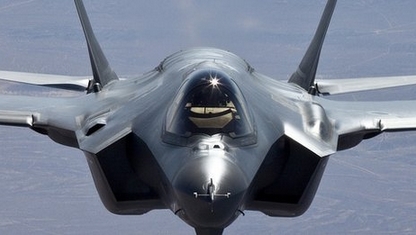 호주가 미국 전투기 F-35기<사진> 58대를 새로 구입하기로 결정했다고 영국 BBC 등 외신이 보도했다.
구입 예산은 총 115억달러(11조9554억원)다.
이번 신규 주문을 더해 호주가 보유하는 F-35기는 모두 72대로 늘게 된다.
호주 정부는 또한 뉴사우스웨일즈 등 공군기지 2곳에 신규 설비 구축에 16억 호주 달러 이상을 투자한다고 밝혔다.