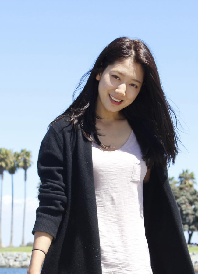 박신혜(탤런트/영화배우)
배우 박신혜의 따뜻한 마음이 진도를 향했다. 전 국민을 비탄에 빠지게 한 세월호 침몰 사고에 성금으로 구호에 보탬을 주고자 마음을 전했다.