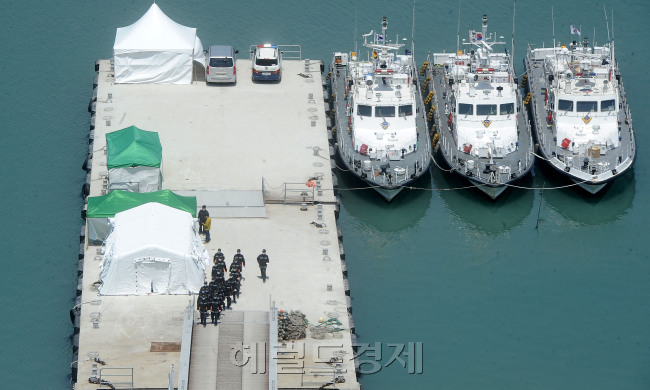 여객선 세월호 침몰 8일째인 23일 오후 전남 진도군 팽목항에 이날 오전에 수습된 시신을 119대원이 운구를 하고 있다.<br />진도=이상섭 기자. babtong@heraldcorp.com
여객선 세월호 침몰 8일째인 23일 오후 전남 진도군 팽목항에 이날 오전에 수습된 시신을 119대원이 운구를 하고 있다.
진도=이상섭 기자. babtong@heraldcorp.com
여객선 세월호 침몰 8일째인 23일 오후 전남 진도군 팽목항에 이날 오전에 수습된 시신을 119대원이 운구를 하고 있다.
진도=이상섭 기자. babtong@heraldcorp.com