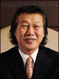 이영만(언론인신문/헤럴드미디어대표이사사장/발행인)
한국신문윤리위원회(이사장 변용식ㆍ조선일보 발행인)는 지난 23일 제112차 이사회를 열고 2014~2015년도 새 윤리위원에 ▷이영만<사진> 헤럴드경제 사장 ▷이진녕 동아일보 논설위원 ▷이가영 중앙일보 사회부문 기자 ▷박대출 새누리당 국회의원 ▷배재정 새정치민주연합 국회의원 ▷김영모 한국신문협회 광고협의회장(문화일보 광고국장) ▷김자혜 소비자시민모임 회장 7명을 위촉했다