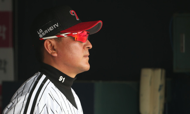 김기태(야구감독/LG트윈스)
Kim Ki-tai has offered to step down as manager of the last-place LG Twins, the Korea Baseball Organization team announced.
LG Twins manager Kim Ki-tai   Yonhap