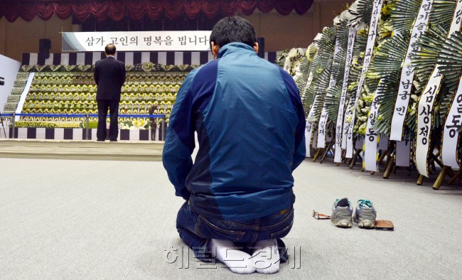 24일 오전 안산시 단원구 고잔동 안산올림픽기념관 실내체육관에 마련된 ‘세월호 참사 희생자 임시분향소’에서 한 추모객이 무릎을 꿇고 고인들의 넋을 기리고 있다.<br />김명섭 기자 msiron@heraldcorp.com
24일 오전 안산시 단원구 고잔동 안산올림픽기념관 실내체육관에 마련된 ‘세월호 참사 희생자 임시분향소’에서 한 추모객이 무릎을 꿇고 고인들의 넋을 기리고 있다.
김명섭 기자 msiron@heraldcorp.com
24일 오전 안산시 단원구 고잔동 안산올림픽기념관 실내체육관에 마련된 ‘세월호 참사 희생자 임시분향소’에서 한 추모객이 무릎을 꿇고 고인들의 넋을 기리고 있다.
김명섭 기자 msiron@heraldcorp.com
24일 오전 경기도 안산시 단원구 고잔동 안산올림픽기념관 실내체육관에 마련된 ‘세월호 참사 희생자 임시분향소’에서 한 추모객이 무릎을 꿇고 고인들의 넋을 기리고 있다. 분향소 개소 이후 이날 오전 8시 현재까지 분향소를 다녀간 조문객은 1만3700여명으로 집계됐다.  김명섭 기자/msiron@heraldcorp.com