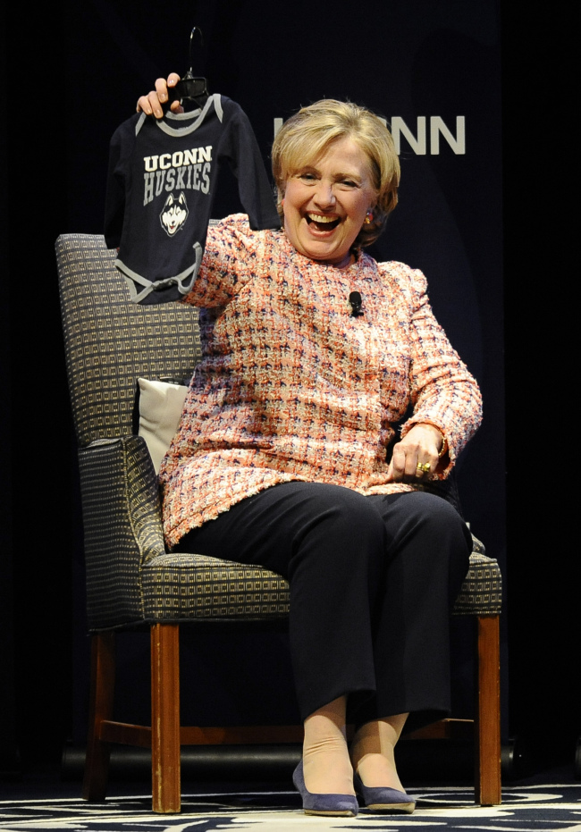 힐러리로댐클린턴(HillaryRodhamClinton/정치인/전영부인)
Hillary Rodham Clinton is daring women to compete, but not saying whether she will herself in 2016.
Former Secretary of State Hillary Rodham Clinton.   AP-Yonhap