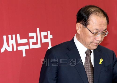 황우여(국회의원/새누리당최고대표위원)
황우여 새누리당 대표최고위원이 세월호 실종자의 무사귀환을 바라는 리본을 달고 24일 오전 국회에서 열린 최고위원회의를 주재하기위해 회의장에 들어오고 있다.