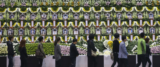 Grief and anguish continued to overwhelm the city of Ansan, Gyeonggi Province, on Wednesday as thousands of mourners visited a memorial altar for the victims of the ferry that sank off Korea’s southwestern coast on April 16.