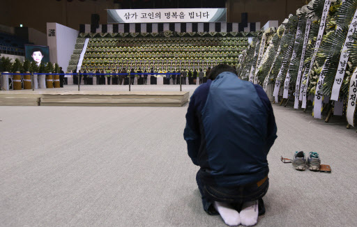 Grief and anguish continued to overwhelm the city of Ansan, Gyeonggi Province, on Wednesday as thousands of mourners visited a memorial altar for the victims of the ferry that sank off Korea’s southwestern coast on April 16.