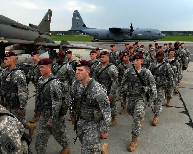The first U.S. troops arrive at the airport in Swidwin, Poland, Wednesday, after Washington said it was sending a force of 600 to the Baltic states as the crisis over Ukraine deepens.  AFP-Yonhap