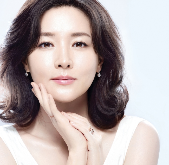 이영애(영화배우/탤런트)
LG생활건강의 궁중 한방 화장품 ‘후’는 차별화된 제품으로 백화점 화장품 시장에서 놀라운 속도로 성장해왔다. 현재 3000억원대 매출을 이루는 빅브랜드로 성장, 외국 명품 브랜드와 당당히 경쟁하고 있다.