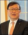 정몽원(기업인/한라건설회장/만도대표이사회장/대한아이스하키협회회장)
2014 국제아이스하키연맹(IIHF) 세계선수권 디비전1 그룹 A 대회 한국대표팀과 오스트리아의 3차전 경기가 있던 23일 경기도 고양 어울림누리 아이스링크. 대표팀 벤치 옆에서 말쑥한 정장을 입고 경기 내내 열정적으로 응원하는 한 중년 남성이 있다. 얼핏 대표팀 관계자로 보일 정도로 경기에 집중하는 남성은 바로 정몽원<사진> 한라그룹 회장이다.