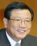 박삼구(기업인/금호아시아나그룹회장)
박삼구 금호아시아나그룹 회장(금호아시아나문화재단 이사장·사진)이 음악영재에게 17~18세기에 제작된 명품 고악기를 무상으로 지원했다.박 회장은 24일 서울 광화문 금호아시아나그룹 본사에서 열린 악기 전달식에 참석해 첼리스트 김범준(20) 씨와 바이올리니스트 임지영(19ㆍ여) 씨에게 금호아시아나문화재단 악기은행이 보유하고 있는 고악기를 전달했다.