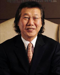 이영만(언론인신문/헤럴드미디어대표이사사장/발행인)
한국신문윤리위원회(이사장 변용식ㆍ조선일보 발행인)는 지난 23일 제112차 이사회를 열고 2014~2015년도 새 윤리위원에 ▷이영만<사진> 헤럴드경제 사장 ▷이진녕 동아일보 논설위원 ▷이가영 중앙일보 사회부문 기자 ▷박대출 새누리당 국회의원 ▷배재정 새정치민주연합 국회의원 ▷김영모 한국신문협회 광고협의회장(문화일보 광고국장) ▷김자혜 소비자시민모임 회장 7명을 위촉했다.