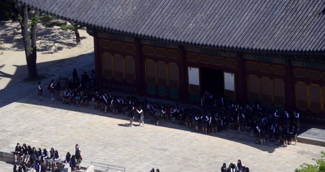 High school students participate in a field trip to Deoksugung Palace, Seoul, in this undated file photo.  Park Hae-mook/The Korea Herald