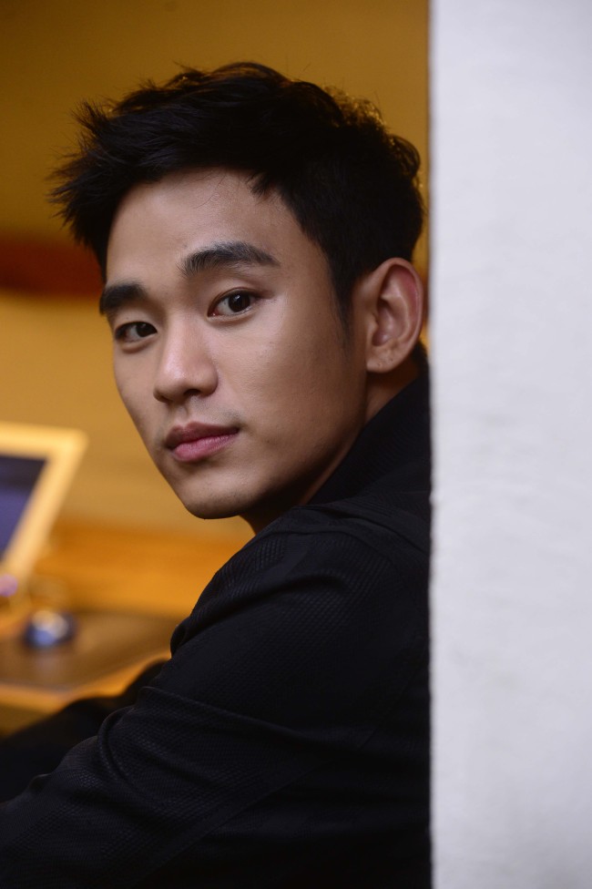 김수현(탤런트/영화배우)
Kim Soo-hyun, one of Korea’s hottest TV stars, will donate 300 million won ($289,000) for the young victims and survivors of the Sewol ferry sinking, joining a slew of celebrities in offering aid, donations and condolences in the wake of one of the country’s worst maritime calamities ever.
Kim Soo-hyun.   The Korea Herald