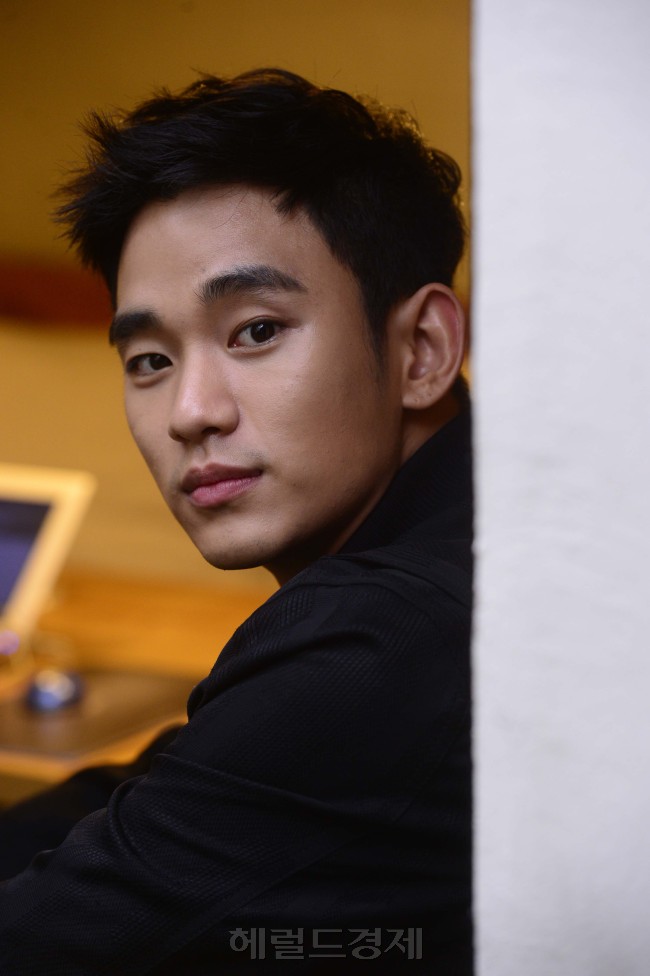 김수현(탤런트/영화배우)
Kim Soo-hyun, one of Korea’s hottest TV stars, will donate 300 million won ($289,000) for the young victims and survivors of the Sewol ferry sinking, joining a slew of celebrities in offering aid, donations and condolences in the wake of one of the country’s worst maritime calamities ever.
Kim Soo-hyun.   The Korea Herald