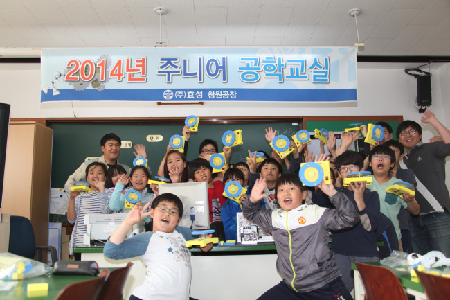 Participants of Hyonsung’s Junior Engineering Program pose after a session on April 21 in Changwon, South Gyeongsang Province.    Hyosung