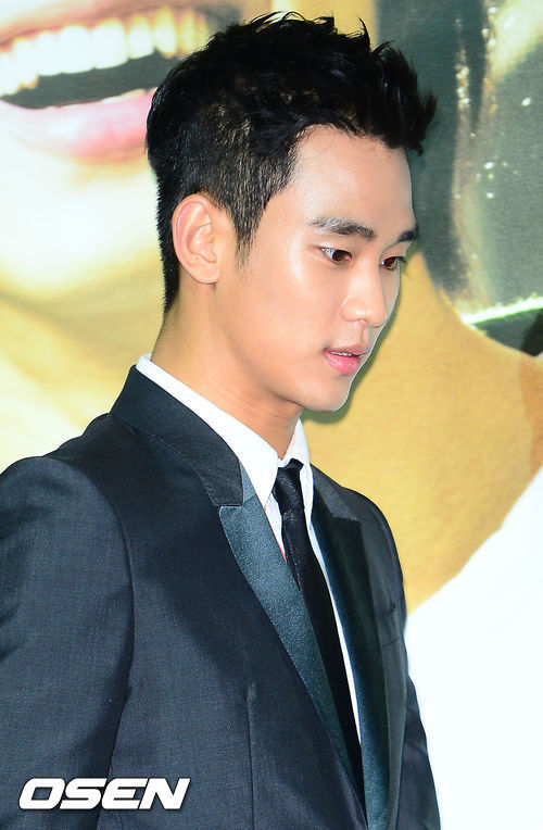 김수현(탤런트/영화배우)
배우 김수현이 안산 단원고등학교에 직접 3억원을 기부할 예졍이다.