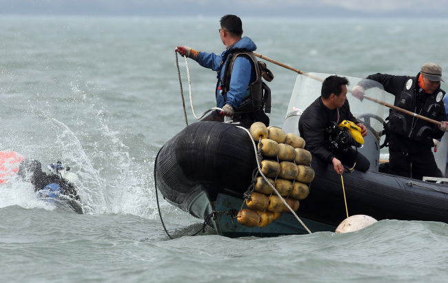 A team of divers and technicians on Thursday put remotely operated vehicles into the water off the coast of Jindo Island, South Jeolla Province.   Yonhap