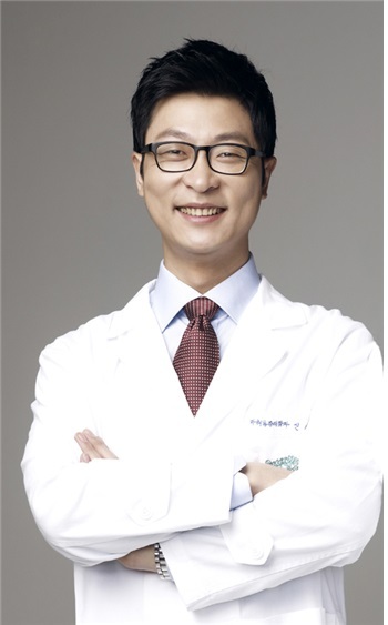 신재혁(의사/서울시원한마취통증의학과의원대표원장)
최신 의료기기와 병원설비를 한눈에 볼 수 있는 ‘키메스 2014’가 13일 개막했다. 올해로 제30회를 맞이한 키메스는 13일부터 16일까지, 서울 삼성동 코엑스에서 열렸으며 ‘행복을 열어가는 스마트한 세상’을 주제로 3만여점의 첨단의료기기와 병원설비, 의료정보시스템, 의료관련 용품 등을 선보였다.