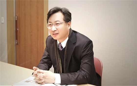 박진영(의사/박진영병원원장)
최첨단 의료기기와 병원설비를 한자리에 모은 제30회 키메스가 지난 3월 16일 성황리에 마무리됐다. 키메스는 국제의료기기·병원설비전시회로서 국내외의 우수한 의료기기 및 병원설비를 소개해 의학술의 발전은 물론 국내 의료기기 산업 발전과 수출 확대에 기여하였다.