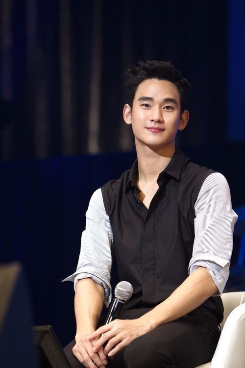 김수현(탤런트/영화배우)
한국의 떠오르는 배우 김수현이 세월호 침몰 사고와 관련해서 단원고 희생자들을 위해 3억원을 기부하기로 했다.