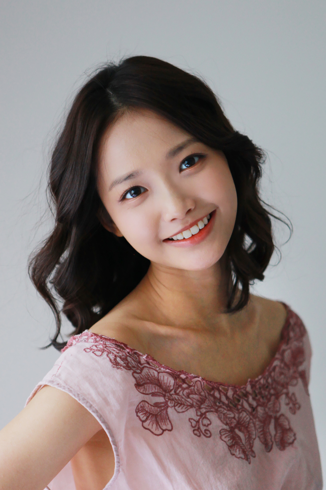 하연수(영화배우)
배우 하연수가 정성스레 그린 노란리본과 개나리꽃을 담은 그림을 올리며 ‘노란리본 캠페인’에 동참했다.