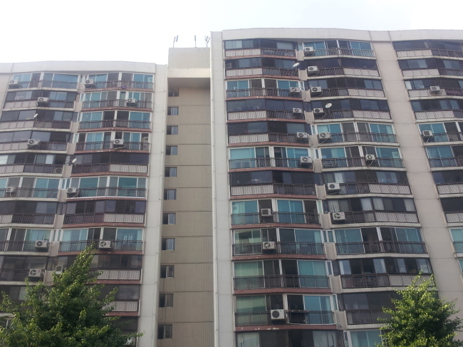 수도권 아파트값의 낙폭이 커지며 전국 아파트 매맷값이 보합세로 돌아섰다. 전세 가격은 지난주 수도권에서 하락세를 보인데 이어 이번주엔 서울 아파트도 하락세를 보였다.
한국감정원은 21일 기준 주간 아파트 가격동향을 조사한 결과 전국 아파트 매맷값이 보합세를 기록했다고 24일 밝혔다.