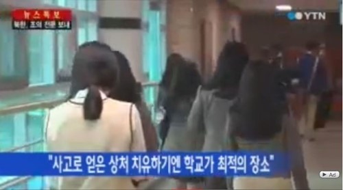 세월호 침몰 사고 여파로 임시휴교로 들어갔던 단원고가 등교를 재개했다.
24일 안산 단원고 학생들이 등교를 시작했다. 세월호 침몰 사고 이후 9일 만의 일이다.
우선 3학년 학생들의 등교가 재개됐고, 1~2학년들은 오는 28일부터 등교한다. 단원고 3학년 학생들은 가슴 한 쪽에 검은 ‘근조’ 리본을 달고 고개를 숙인 채 걸음을 재촉한 것으로 전해졌다.
