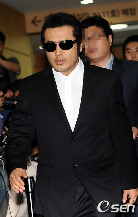 김보성(허석/영화배우/탤런트/세도나미디어)
배우 김보성이 세월호 침몰 사고 희생자들을 추모하기 위해 마련된 임시 합동분향소를 찾아 조문했다.