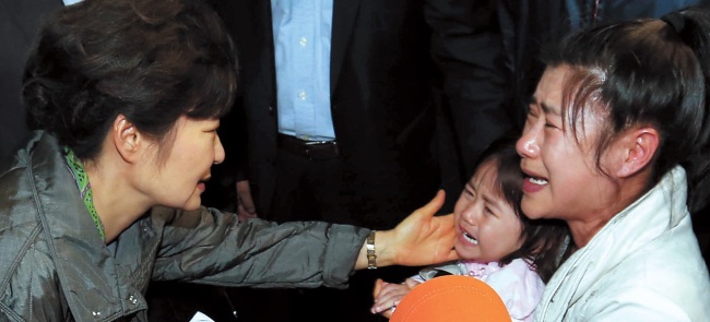 President Park Geun-hye consoles a 5-year-old girl who survived last week’s ferry sinking at a gymnasium on Jindo Island, South Jeolla Province on April 17. (Yonhap)